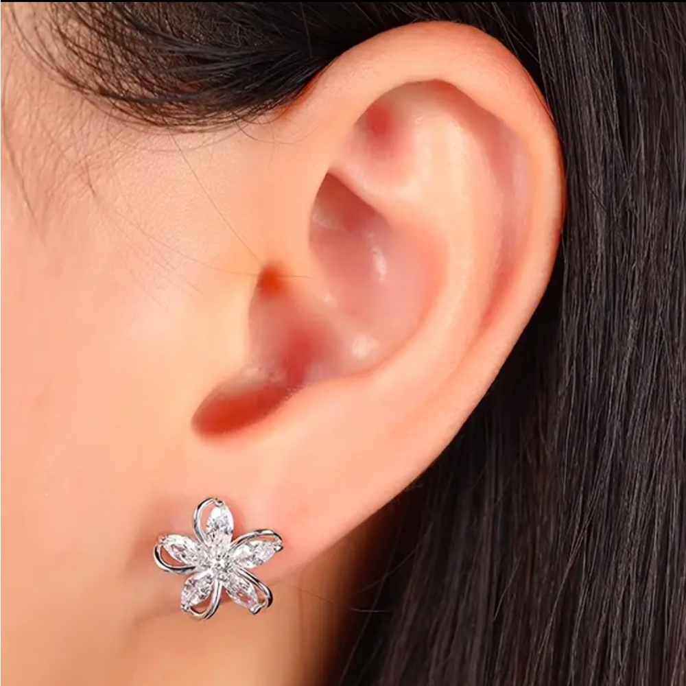 18k White Gold Plated CZ flower stud earrings. New. - Picture 8 of 13